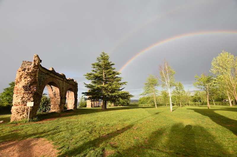 Roman aquaduct France - Aqueduc du Gier Roman aquaduct France - Aqueduc du Gier