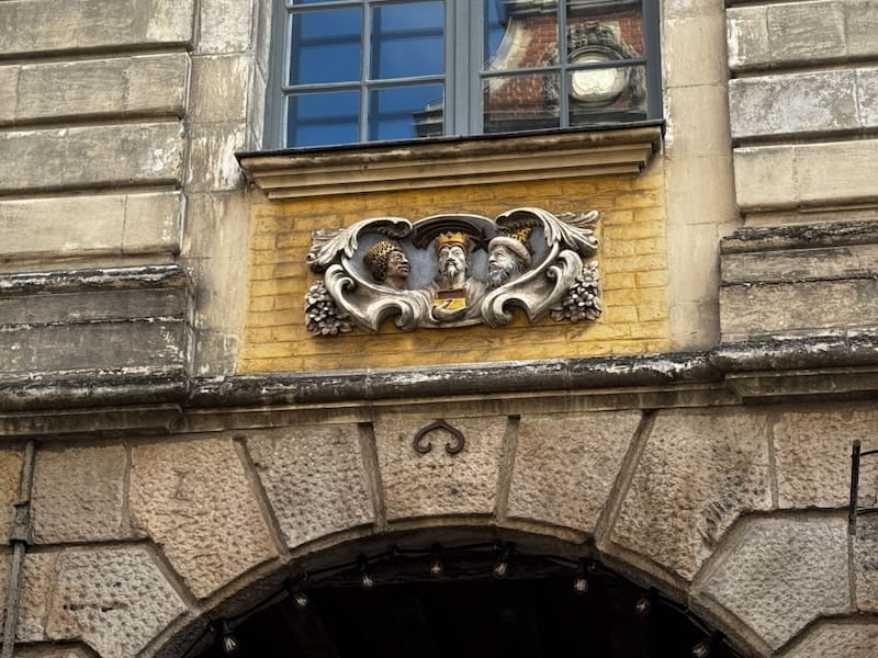 House sign depicting the three wise men on a facade in Arras
