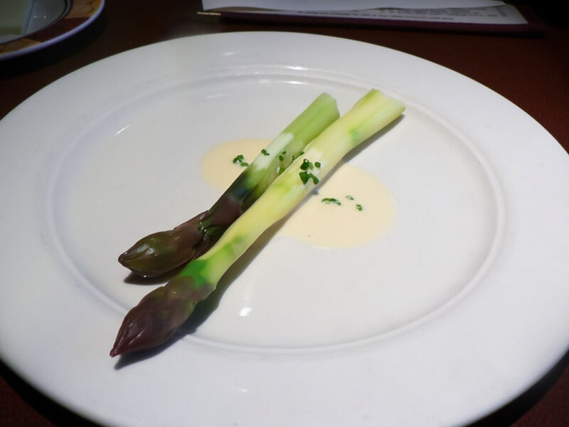 Fresh asparagus with beurre blanc sauce Fresh asparagus with beurre blanc sauce
