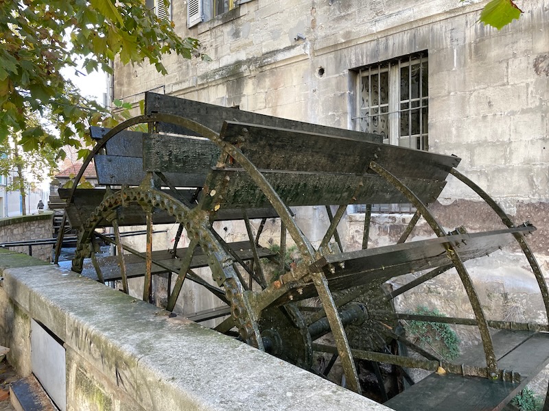 Things to do avignon Rue des Teinturiers water wheel
