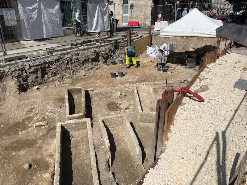 Tombs discovered under Bordeaux streets