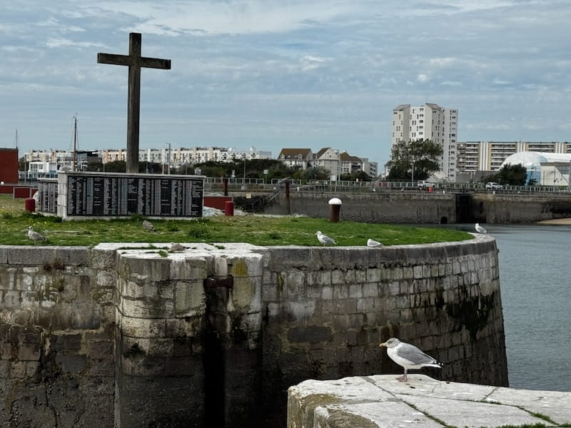 The Bassin du Paradis in Calais with a memorial cross