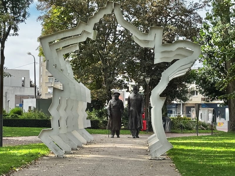 Statue of de Gaulle and Churchill in the Parc Richelieu of Calais