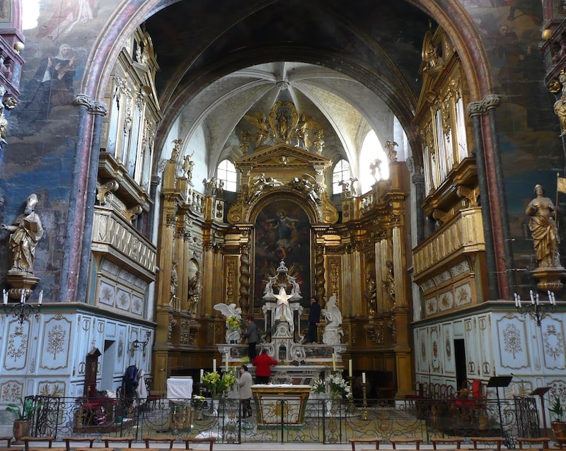 Inside of Collegiale church in Isle sur la Sorgue Inside of Collegiale church in Isle sur la Sorgue