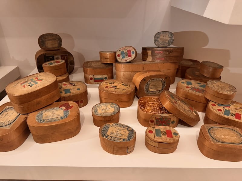 Boxes for figurines