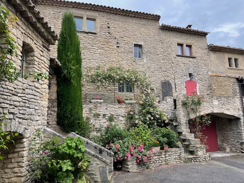 Flowers in the village of Goult, Luberon Flowers in the village of Goult, Luberon