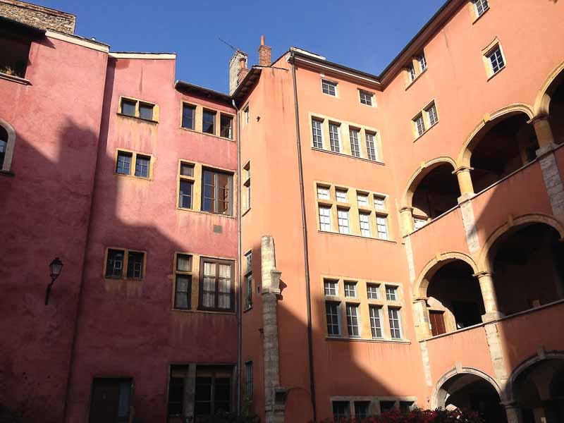 The House of Lawyers isn't typical of the traboules of Lyon, because it is outdoors rather than indoors