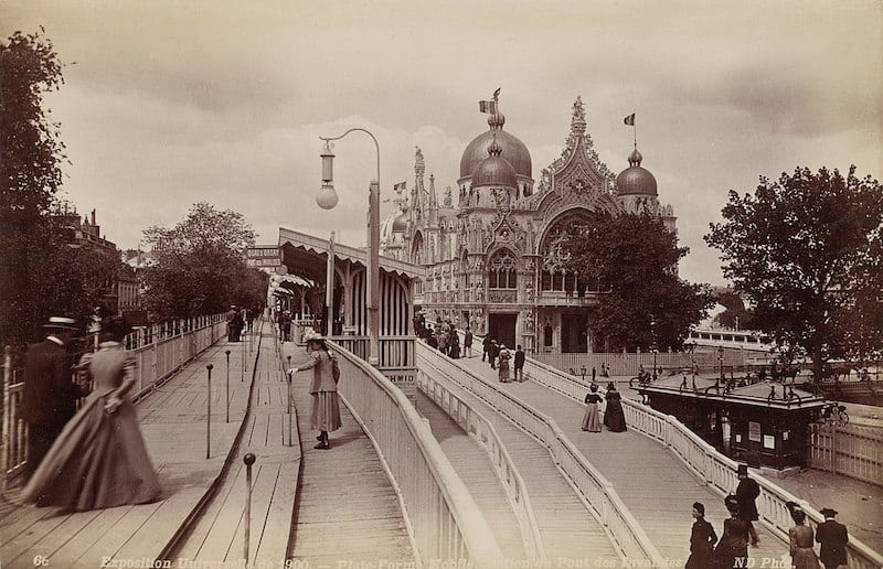 Moving sidewalks at Paris 1900 exhibition