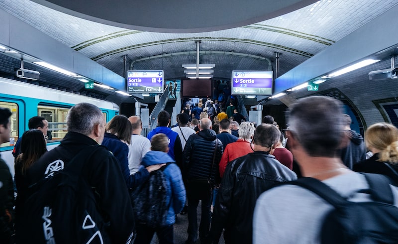 Crowded Paris subway - ideal for pickpockets Crowded Paris subway - ideal for pickpockets