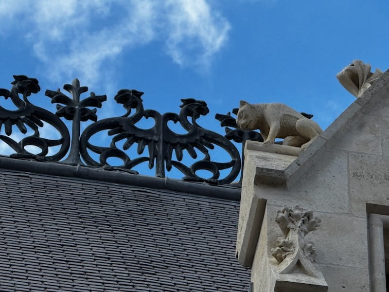 Cat sculpture along the roof of Pierrefonds castle