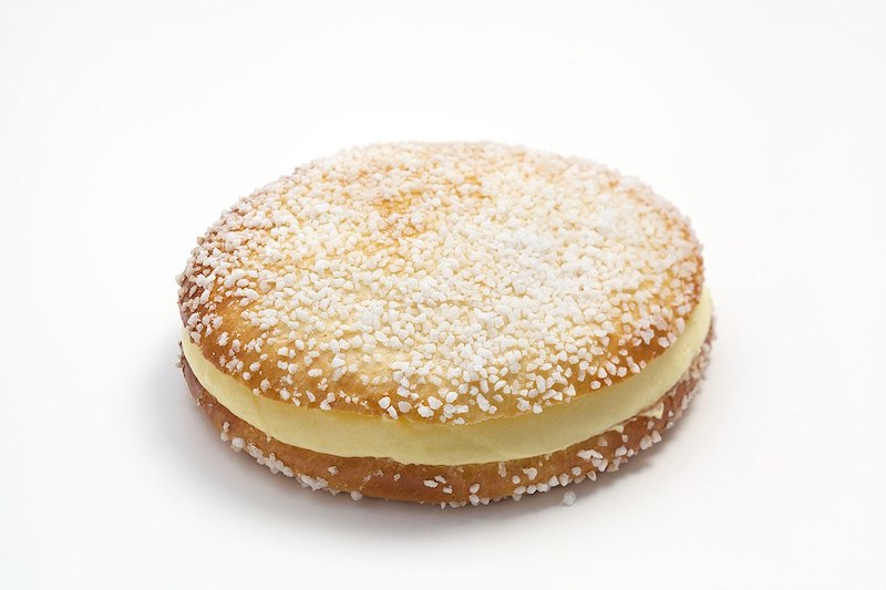 Provencal dessert: tarte tropezienne Provencal dessert: tarte tropezienne