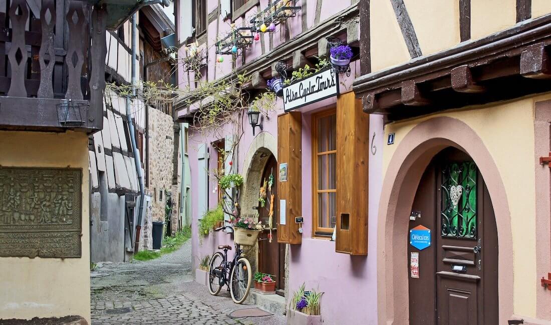 Régions et départements français - une rue de village