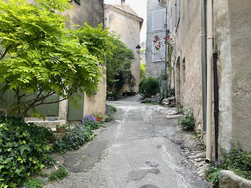 Old lane in village of Saignon, Luberon Old lane in village of Saignon, Luberon