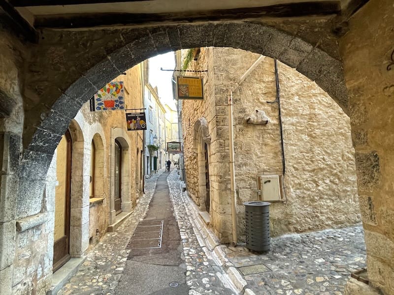 Archway in Saint Paul de Vence, southern France Archway in Saint Paul de Vence, southern France