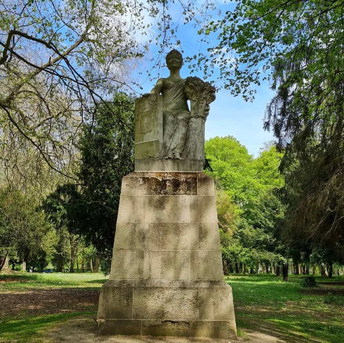 Dame Blanche statue in Soissons