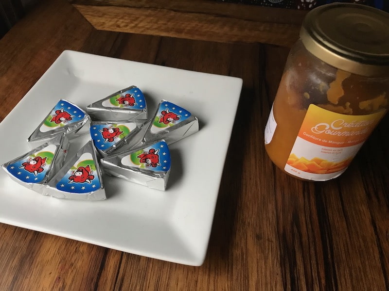 Cream cheese in foil triangles on a plate - lavachequirit
